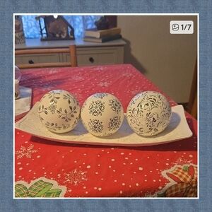 Nwt 3 Decorative Spheres With Tray